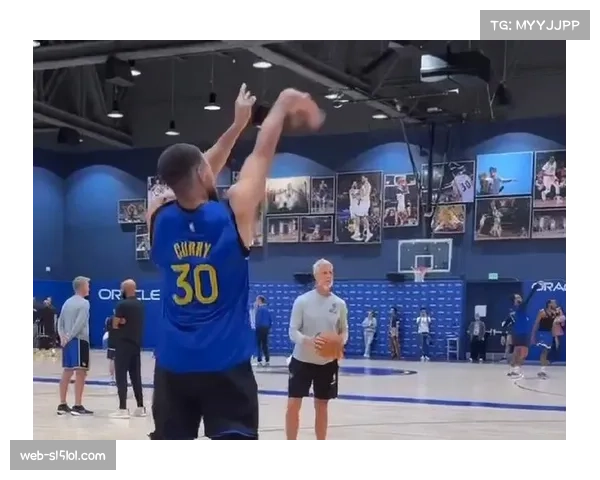 场边镜头：库里赛前与投篮教练进行高强度“漂移三分”训练，为季后赛关键球做准备